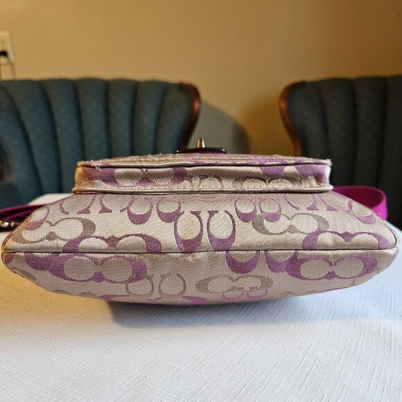 Coach Daisy Signature Swingpack Crossbody Adjustable-Item #713 - Picture 4 of 6